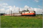 Dieses Bild zeigt den R 6802 mit der 1099 004 als Zuglok bei Schwadorf.