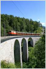 ber das 116m lange Saugraben Viadukt, fhrt die 99 Jahre alte 1099 001 mit dem Gsing Pendler R 6852 von Mariazell nach Gsing.  
Annaberg 1.8.2010 