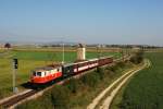 Der R 6811 wurde am 24.09.2011 von 1099 011 bespannt und kurz vor Schwadorf fotografiert. Die Autobahnbrcke der A1 leistete als erhhter Standpunkt gute Dienste.