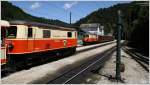 1099.001 mit R 6811 (St-Plten-Mariazell) und 1099.008 beim Kreuzungshalt in Laubenbachmhle. 
1.8.2010