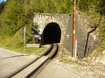 Das südliche Portal des Kerlsteintunnels der Mariazellerbahn, die bis hier dem Talboden des Nattersbaches folgt und hier eine 180° Wende macht und ab dieser Stelle auf der anderen Seite des Nattersbachtales stetig an Höhenmetern gewinnt, Sept.2010