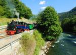 SKGLB 22 (vorher war Aquarius C) bespannte am 19.7.2018. den Foto-Sonderzug von Mauterndorf nach Murau und zurück. Wir haben viel Glück mit dem Wetter. Die Aufnahme zeigt den Zug bei der Tunnel-Durchfahrt in Kendlbruck.
Das Foto ist von Márk Németh