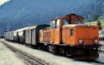 VL 13 der Murtalbahn vor einem Güterzug im Bahnhof Unzmarkt (11.09.1981)