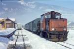 1974 Januar - VL 13 der Steiermärkischen Landesbahnen in Mauterndorf
Ab hier hatte ich Gelegenheit, bis Tamsweg auf dem Führerstand mitzufahren. Die Personenwagen sind hier nur  Dekoration , da Personen erst ab Tamsweg mitfahren dürfen. Der Zug, bespannt mit der diesel-elektrischen VL13, dient auf diesem Abschnitt nur dem Güterverkehr.