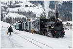 Auf der Pinzgaubahn fährt die Dampflok MH3, mit einem Dampfsonderzug von Zell am See nach Krimml, hier beim Stützen in Krimml. 1.2.2015