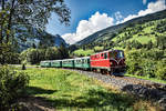 Vs 72 fährt mit dem Sdz 3391 (Krimml - Zell am See), kurz nach dem Bahnhof Krimml vorüber.
Aufgenommen am 8.9.2018.