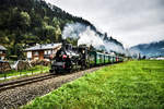 73.019 durchfährt mit dem Sdz 900 (Zell am See - Krimml) die Haltestelle Zellermoos um kurz hinter meinem Standpunkt in den Bruckberg Golfplatz einzufahren.