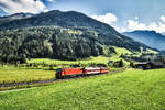 Vs 84 fährt mit dem R 3323 (Krimml - Zell am See), bestehnd aus einem Mittelwagen, eines ehemaligen 4090 der Mariazellerbahn und einem Steuerwagen der Zillertalbahn, kurz vor dem Bahnhof  Neukirchen am Großvenediger.
Aufgenommen am 8.9.2018.