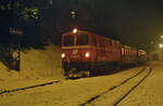 Zug der Pinzgauer Lokalbahn mit ÖBB-Lok 2095.04, zuvor hatte es viel Schnee gegeben.