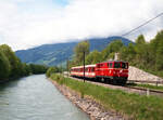 ÖBB 2095 004-4 mit 3 Krimmlerwagen  als Zug 5089 von Krimml nach Zell am See bei Hollersbach, 16.05.1986. Scanbild 94251, Kodak VericolorIII.