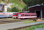 Vom fahrenden Zug aus im Bahnhof Zell am See gesehen: Triebwagen und Lok im Stilllager. Zell am See, 14.8.2021