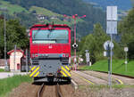 Diesellok mit ein paar Schildern und Signalen in der Nachmittagssonne. Pinzgau, 10.8.2021