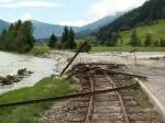 Hochwasserschden beim Hp Habachtal: Der Schotter hier wurde schonwieder als Damm zum Schutz vor erneutem Hochwasser aufgeschttet. Hier ist der Wiederaufbau der Bahn noch fraglich.