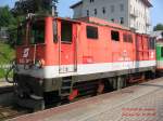 2095 003 wartet im Bf Zell am See mit ihrem Zug auf die Abfahrt zu den Krimmler Wasserfllen. 14.08.03