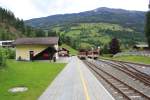 Triebwagen Vs 81, auf dem ersten Gleis zu sehen, kurz vor der Rückfahrt nach Zell am See in der Endstation Krimml, Ende Mai 2014