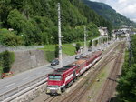 Vorn mit Steuerwagen VSs 101  Mittersill  und hinten mit SLB-Lok Vs 81 (BR 2096)  Land Salzburg  Wendezug der Pinzgauer Lokalbahn (früher Pinzgaubahn, Krimmler Bahn) von Krimml bei Einfahrt in Zell am See; 24.07.2016



