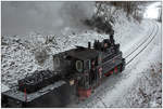 Einschnitt II - Winterdampf im Stainzertal - Draculinchen 764.411R fährt mit einem Fotogüterzug durch die Wälder nahe Kraubath. 16.12.2018