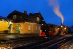 Die Idee von unsrem HP war doch genial das ganze mit einer Fotoaufstellung und zahlreichen Scheinwerfern am Abend zu beenden. Zur blauen Stunde präsentieren sich 298.56 und 764.411 vor dem Bahnhof Stainz am 29.11.2014