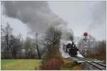 298.56 (U 6) als Vorspann vor 764.411R mit ihrem Fotogüterzug beim Deckungssignal für das ehemalige Vierschienengleis in Wohlsdorf am 29.11.2014.