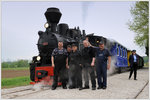 Mannschaft der Stainzer Bahn. Betriebsleiter Max war so begeistert von der erfolgreichen Probefahrt, dass er beim Gruppenfoto ein Victory-Zeichen machte. Ob dies bewusst über dem Kopf von Vlado Brumec erschien, lässt sich für mich nachträglich nicht mehr erruieren. Kraubath am 23.4.2016.