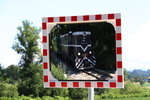 In Punkto Sicherheit hat man auf der Stainzer Lokalbahn im Letzten Jahr so einiges getan . Dazu gehört auch ein neuer Verkehrsspiegel an EK km 2,0 . L45 H 070 rollt daran vorbei am 18.06.2016