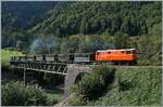 Die �BB 2095.13 der Bregenzer Waldbahn �berquert mit ihrem langen Museumszug die Sporeneggbr�cke, welche �ber die Bregenzer Ach f�hrt. Der Zug erreicht in K�rze sein Ziel Schwarzenberg.

15. Sept. 2024