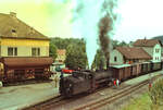 Waldviertelbahnen, Groß-Gerungs: ÖBB-Dampflok 399.03 beim Rangieren vor dem Bahnhof (20.08.1984) 