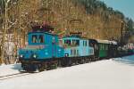 E2 und E3 fahren mit ihrem GmP (Gterzug mit Personenbefrderung) am 9.2.2005 durch das Breitenauertal nach Mixnitz.