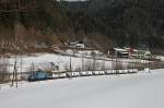 Am 14.02.2012 fhrt die E4 mit dem Gterzug in winterlicher Landschaft durch das Breitenauertal