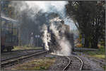 Der Herbst bringt auch kühlere Temperaturen mit sich,.. 
sollte man denken . 
Eingehüllt in Dampf rollt 764.411 R auf den bereitgestellten Flascherlzug an diesem strahlend schönen 19.10.2019
