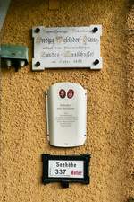 Schilder am Bahnhofsgebäude Stainz der Stainzer Lokalbahn, 04.08.2019   Bemerkenswert: Die Seehöhe ist austauschbar...