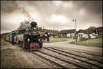 Und ab geht´s . Der Flascherlzug verlässt den Bahnhof Kraubath am 24. 10.2025 Richtung stainz 