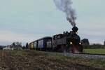 Am späten Nachmittag des 8.11.2025 fährt die ehemalige CFF 764.007 der Stainzer Lokalbahn mit den bunten Wagen des  Flascherlzug  von Preding-Wieselsdorf nach Stainz hier bei Herbersdorf.