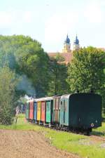 Schloss Stainz das von dieser Stelle aus leider nicht mehr in vollem Glanz zu Fotografieren ist empfngt den in den Bahnhof Stainz einfahrenden  Flascherlzug  am 3.05.2013