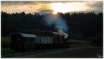 Mit den letzten Sonnenstrahlen fhrt Dampflok 298.56 auf der Stainzerbahn, mit einem aufgeschemelten Gterzug von Kraubath nach Stainz.