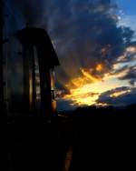 Als ob man dem Lokführer den Weg zeigen möchte erhellen die letzten Sonnenstrahlen den Himmel. Am Abend des gestrigen 12.Juli 2014 ging es für Draculinchen auf Ihre erste Mondscheinfahrt nach Ihrer Hauptuntersuchung. 