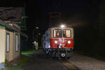 Nachdem die Sonderfahrt auf der Mariazellerbahn tagsüber mehrheitlich im wahrsten Sinne des Wortes  ins Wasser gefallen  war, ergab sich am späten Abend des 27. September 2021 aber noch die Gelegenheit für Nachtaufnahmen. Bevor die große Fotografenmeute anrückte, nutzte ich bereits die Gelegenheit, den Zug im Bahnhof Winterbach abzulichten. Lokführer Michael wartete derweil in seiner 1099.14 geduldig auf die Abfahrt. 
