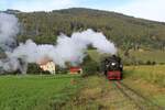 Ende des 19. Jahrhunderts wurde die ca 30km lange Gurktalbahn von Treibach-Althofen nach Kleingl�dnitz er�ffnet und folgte �ber den gesamten Verlauf dem gleichnamigen Fluss Gurk.
Ende der 60er Jahre wurde die Strecke nach einer Entgleisungen in Folge einer Untersp�lung ab Gurk eingestellt, der Rest folgte 1972.
Auf den �briggebliebenen 3km von Treibach-Althofen nach P�ckstein-Zwischenw�ssern f�hrt seit 1974 �sterreichs erste Museumsbahn.
Die 898.01, die planm��ig hier nie verkehrte fuhr am 5.9.2026 mit einem Fotozug von P�ckstein-Zwischenw�ssern nach Treibach-Althofen.