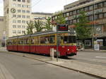 Tw 82 der Stubaitalbahn (ex-Hagen mit ex-Bielefeld Mittelteil) an der Haltestelle Triumphpforte in Innsbruck.