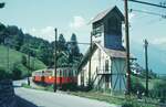 Stubaitalbahn__Zug mit Tw von 1904 passiert das Unterwerk von 1904 am Bahnhof Telfes_18-08-1973