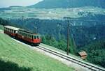 Stubaitalbahn__Zug nach Fulpmes nahe Kreith mit Blick zur Europabrücke der Brenner-Autobahn (max.Höhe 190 m).__18-08-1973