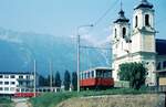 Stubaitalbahn__Abgestellter Bw im Stubaitalbahnhof, im Hintergrund ein vierachsiger „kurzer Lohner-Triebwagen  von 1960 [Lohnerwerke, ELIN, Kiepe] der Innsbrucker Straßenbahn.__10-08-1972