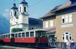 Stubaitalbahn__Stubaitalbahnhof in Innsbruck Bergisel, vor der Basilika Wilten, mit abgestellten Bw.__10-08-1972