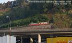 Von der Kreuzung vor der Pfarrkirche Wilten-West aus beobachtet: N86 der Stubaitalbahn hat den Wiltener Kehrtunnel talwrts passiert und glnzt in der Abendsonne.