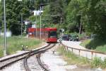 Stubaitalbahn Triebwagen 324 am 22.Mai 2011 Richtung Innsbruck in die Hst.