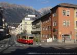 N82 der Stubaitalbahn, ehedem in Hagen, heute in Łdź zuhause, hier auf seinem Weg zum Innsbrucker Hauptbahnhof vor dem dortigen Westbahnhof aufgenommen, betritt die Andreas Hofer-Strae. Es schaut zwar so aus, aber ich habe keine Autos entfernt. Im November 2008 kHds