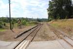 Die Haltestelle Altnagelberg Herrenhaus bei Km 0,4 (Km Stein neben Telegraphenmast) betrifft eigentlich nur das Gleis links, das nach Heidenreichstein führt, das rechte Gleis führt nach Litschau. Hier finden die bekannten Doppelausfahrten der Waldviertler Nordbahnen statt, da die Züge in Altnagelberg gleichzeitig abfahren, August 2015 