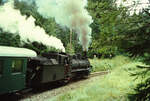 Regulärer Zug der Waldviertelbahn, ÖBB-Dampflok 399.03 fährt los in das wilde Waldviertel.
Datum: 20.08.1984