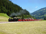 Zillertalbahn dampf! 83 076 mit dem D211 (mit 16 Wagen) nach Mayrhofen zwischen Erlach und Zell am Ziller.
05.07.2017.