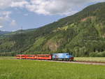 Diesellok D16 mit Werbung für Greifvogelvorführung am R159 Jenbach - Mayrhofen; kurz vor Aschau, 17.06.2018  
